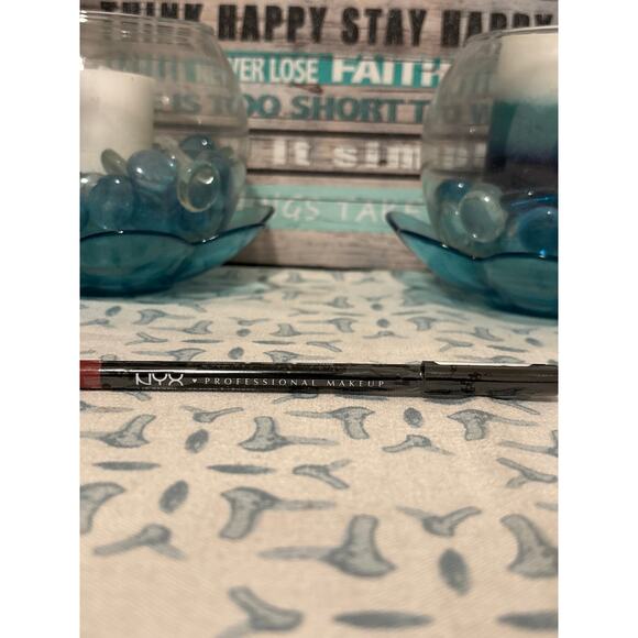 NYX Lip Pencil in Shade 828 Ever - Picture 1 of 5